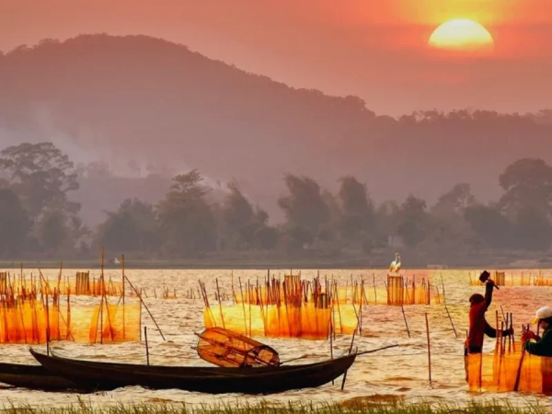 Chèo thuyền độc mộc trên hồ Lắk