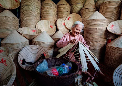Stitch a palm-leaf conical hat